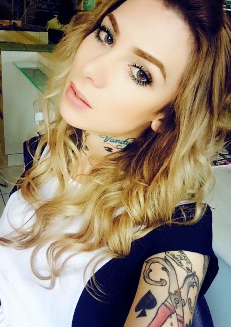 Trans blonde déesse masseuse